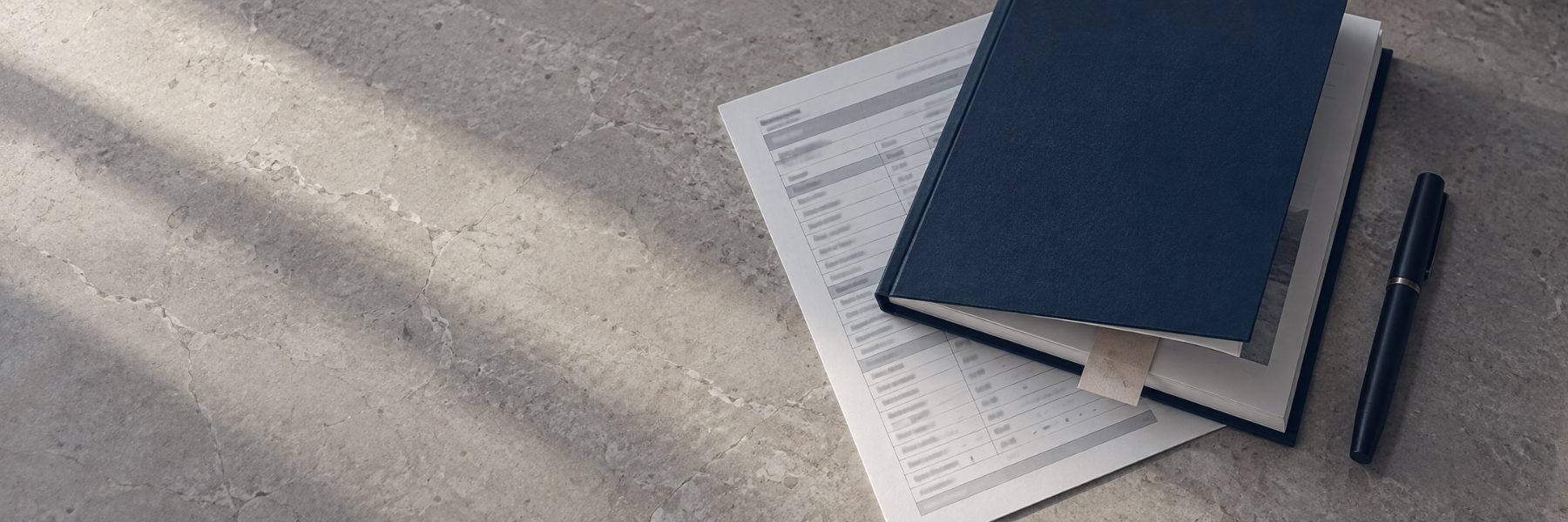 Imprimé fiscal et rapport relié sur une table de travail